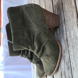 Splendid Ladies moss green suede ankle boots